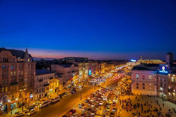 St. petersburg, russland, 01 mai 2018: obere sicht auf den verkehr in den straßen und Menschenmassen auf der nevsky allee der stadt mit einem herrlichen blick auf den sonnenuntergang am horizont — Stockfoto