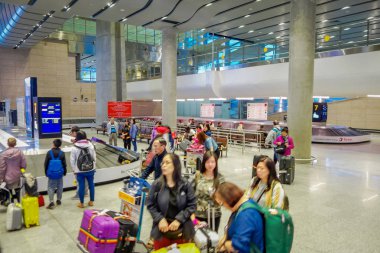 St Petersburg, Rusya, 01 Mayıs 2018: tanımlanamayan yolcu Bagaj Pulkovo Havalimanı'nda bekleyeceğim. 2013 yılında kabaca 12.85 milyon kişi, yapım o 3 en işlek Havaalanı Rusya'nın seyahat