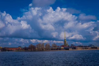 St Petersburg, Rusya, 01 Mayıs 2018: Peter ve Paul Fortress olduğunu orijinal kalenin bulutlu gün St. Petersburg büyük 1706-1740 tasarımlardan 1703 yılında Peter tarafından kurulan