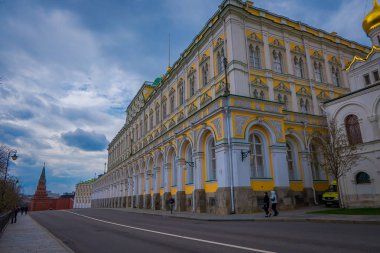Moskova, Rusya - 8 Ekim 2017: The Grand Kremlin Palace ve Kremlin duvarı güneşli sonbahar günü