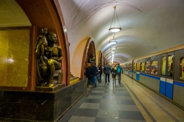 Moskova, Rusya - Nisan, 29, 2018: bronz heykel içinde olan Revolyutsii metro istasyonu