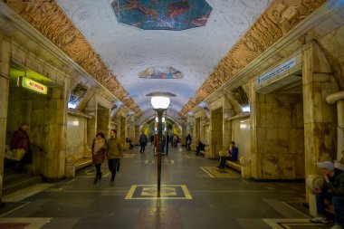 Moskova, Rusya - Nisan, 29, 2018: iç metro istasyonu Belorusskaya metro istasyonu Moskova'da Sovyet döneminin büyük bir anıt görülmektedir
