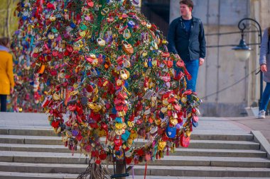 Moskova, Rusya - Nisan, 24, 2018: yakın renkli düğün asma kilitler üzerinde metal bir ağaç yürüme insanlar, yeni evliler geleneksel olarak birlikte uzun bir süre için Moskova şehir yaşamak için kilitleri asmak