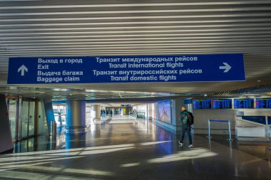 Moskova, Rusya - Nisan, 24, 2018: Vnukovo Uluslararası Havaalanı salonu içinde mavi yapısı üzerine bilgilendirici işareti kapalı görünüm