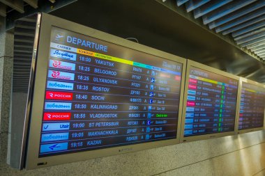 Moskova, Rusya - Nisan, 24, 2018: elektronik çetele ile kalkış ve check-in uluslararası Vnukovo Havalimanı'nda zaman çizelgesi