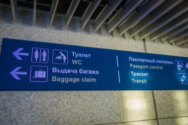 Moskova, Rusya - Nisan, 24, 2018: Vnukovo Uluslararası Havaalanı salonu içinde mavi yapısı üzerine bilgilendirici işareti kapalı görünüm