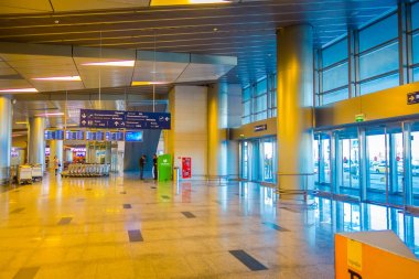 Moskova, Rusya - Nisan, 24, 2018: kapalı görünümünü yürüyüş ve'büyük bekleme salonunda Vnukovo Uluslararası Havaalanı Kalkış için bekleyen yolcular