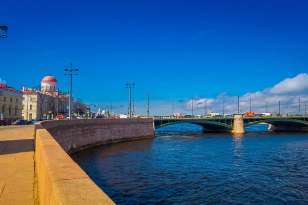 ST. PETERSBURG, RÚSSIA, 02 MAIO 2018: Bela vista ao ar livre de carros estacionados em um lado da estrada com uma ponte sobre o rio Moyka em São Petersburgo em um lindo dia ensolarado — Fotografia de Stock