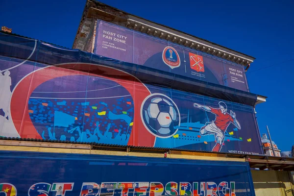 ST. PETERSBURG, RUSSIA, 02 MAGGIO 2018: Zona tifosa ospitante situata in un edificio con logo FIFA World Cup 2018 in Russia su sfondo blu — Foto Stock
