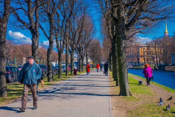 St. Petersburg, Oroszország, 2018. május 02.: azonosítatlan emberek birtoklás egy jó idő, a rokonok-a határon a Moika-folyón egy napsütéses napon-St Petersburg parkban szabadtéri megtekintése — Stock Fotó