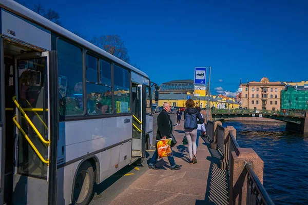 ST. PETERSBURG, RÚSSIA, 02 MAIO 2018: Vista ao ar livre do ônibus transporte público ônibus local que avança na movimentada rua do centro de São Petersburgo — Fotografia de Stock