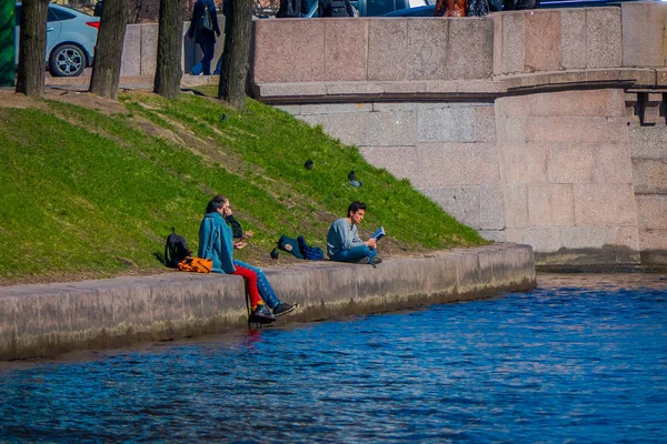 St. Petersburg, Oroszország, 2018. május 02.: a határ a Moika-folyón során egy gyönyörű napsütéses napon, szentpétervári család — Stock Fotó