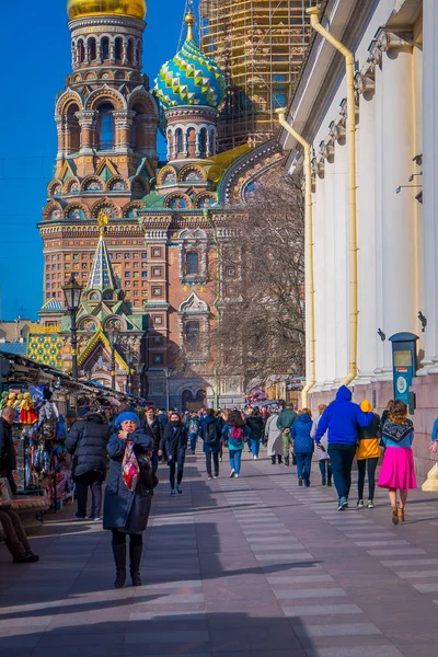 St Petersburg, Rusya, 02 Mayıs 2018: kimliği belirsiz kişi, kaldırıma yakın bir semt pazarı St.Petersburg kurtarıcı Kilisesi ile yürüyüş 1883-1907 yılında inşa edilen kilise — Stok fotoğraf
