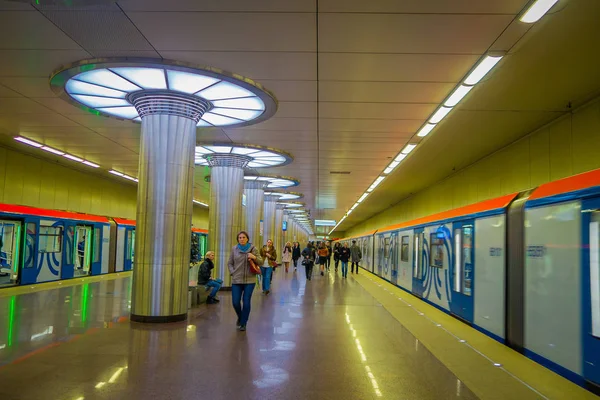 MOSCÚ, RUSIA - 24 DE ABRIL DE 2018: Vista interior de personas no identificadas caminando para tomar el tren dentro de la estación de tren subterráneo — Foto de Stock