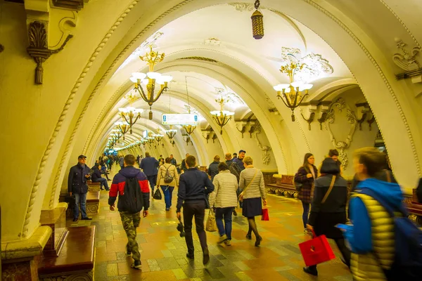 MOSCOW, RÚSSIA- 29 de abril de 2018: Multidão de pessoas andando dentro da estação de metrô Arbatskaya lindamente decorada, em Moscou — Fotografia de Stock