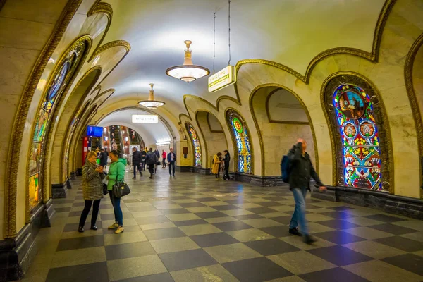 モスクワ, ロシア-2018 年 4 月 29 日: ノヴォスロボーツカヤ駅地下鉄駅。駅はモスクワ地下鉄カリツェヴァーヤ線、1952 年にロシアのモスクワで開かれました。 — ストック写真