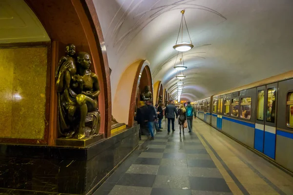 МОСКВА, РОССИЯ - 29 апреля 2018 года: Бронзовая скульптура внутри станции метро "Площадь Восстания" — стоковое фото