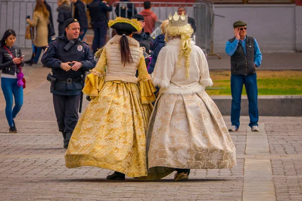 MOSCÚ, RUSIA - 29 DE ABRIL DE 2018: Vista al aire libre de mujeres no identificadas vestidas con un magnífico vestido colonial y caminando por la plaza Manezhnaya, Moscú — Foto de Stock