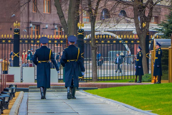 MOSCOW, RUSSIA- APRIL, 29, 2018: Pengawal di Makam Prajurit Tak Dikenal yang didedikasikan untuk tentara Soviet yang tewas selama Perang Dunia II, terletak di Tembok Kremlin di Taman Alexander — Stok Foto