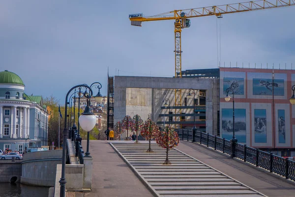 Moskva, Ryssland - April, 24, 2018: vacker utomhus utsikt över färgglada bröllop hänglås på en metall träd över en bro, nygifta traditionellt hänga lås för lever tillsammans under en lång tid i Moskva — Stockfoto