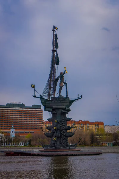 MOSCÚ, RUSIA - 24 DE ABRIL DE 2018: Monumento a Pedro Magno, el arquitecto Zurab Tseretely. Monumento famoso, ejemplo de la arquitectura moderna de Moscú. Foto en color . — Foto de Stock