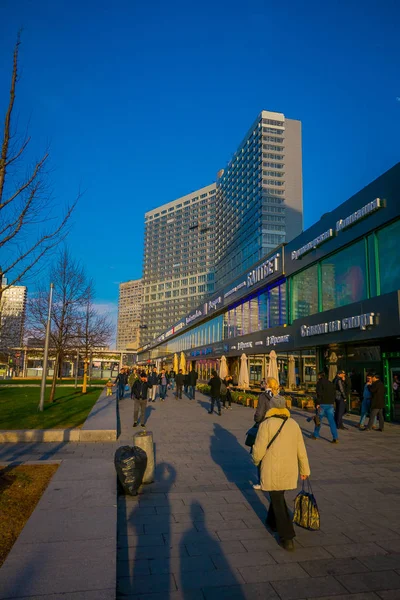 MOSCÚ, RUSIA - 24 DE ABRIL DE 2018: Turistas no identificados caminando y disfrutando del hermoso día soleado en la Plaza Manezhnaya con algunos edificios enormes detrás — Foto de Stock