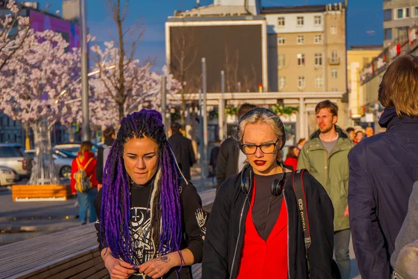 MOSCOW, RÚSSIA- ABRIL, 24, 2018: Turistas não identificados caminhando e desfrutando do lindo dia ensolarado na Praça Manezhnaya decorado para a celebração da Páscoa com uma árvore rosa — Fotografia de Stock