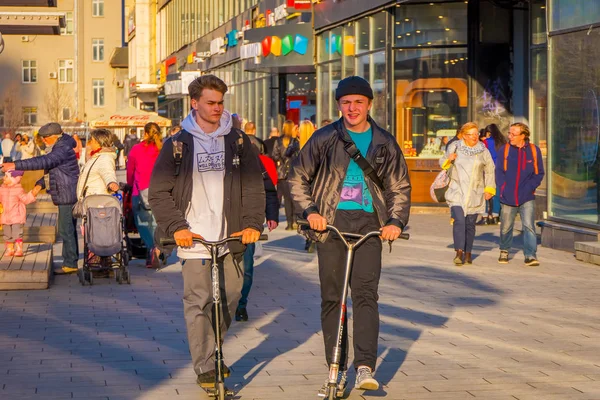 Moskova, Rusya - Nisan, 24, 2018: açık binalar ve Pazar Manezhnaya Meydanı çevreleyen, bir scooter içinde iki genç görünümünü, Bahar Festivali sırasında depolar — Stok fotoğraf