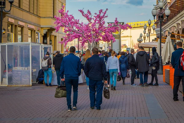 莫斯科, 俄罗斯-24, 2018: 不明游客漫步和享受灿烂的阳光明媚的一天在 Manezhnaya 广场装饰为庆祝复活节与粉红色的树 — 图库照片