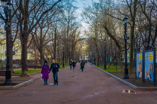 MOSCÚ, RUSIA - 29 DE ABRIL DE 2018: Vista al aire libre de personas no identificadas caminando en un Parque Gorki, durante una hermosa temporada de verano y día soleado, rodeada de árboles — Foto de Stock