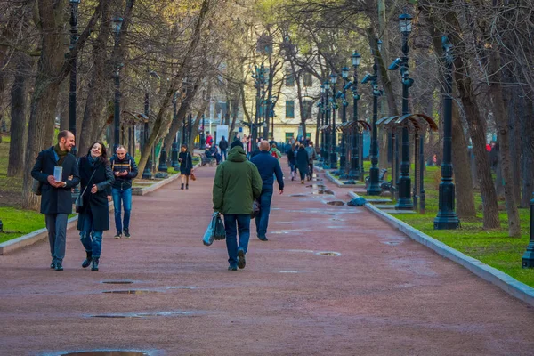 MOSCÚ, RUSIA - 29 DE ABRIL DE 2018: Vista al aire libre de personas no identificadas caminando en un Parque Gorki, durante una hermosa temporada de verano y día soleado, rodeada de árboles —  Fotos de Stock