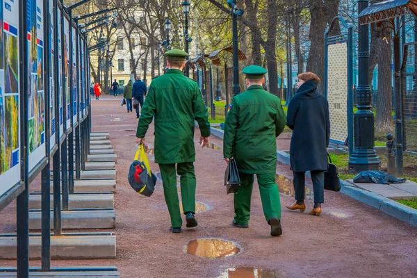 MOSCOU, RUSSIE - 29 AVRIL 2018 : Vue extérieure d'hommes non identifiés portant un uniforme militaire et marchant dans un parc Gorky, pendant une magnifique saison estivale et une journée ensoleillée, autour d'arbres — Photo
