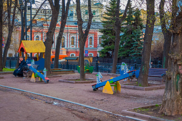 МОСКВА, РОССИЯ - 29 апреля 2018 года: Открытый вид на детскую игровую площадку во дворе парка в Москве
