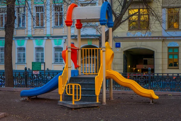 MOSCOU, RUSSIE - 29 AVRIL 2018 : Vue extérieure de l'aire de jeux pour enfants dans la cour d'un parc à Moscou — Photo