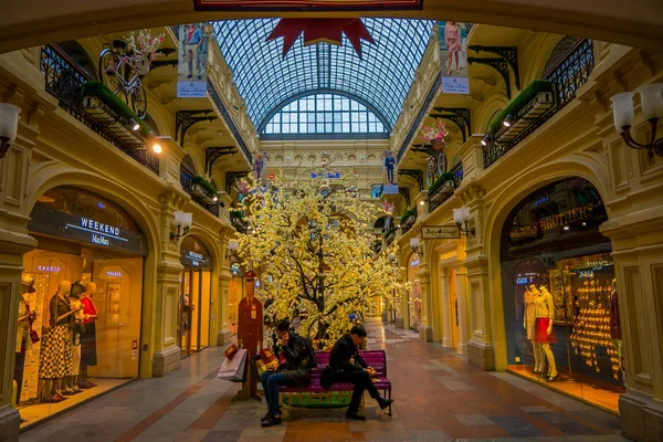 MOSCÚ, RUSIA - 29 DE ABRIL DE 2018: Vista interior de los grandes almacenes de goma en el Kitai-gorod frente a la Plaza Roja, el centro comercial más grande y más grande de Moscú — Foto de Stock