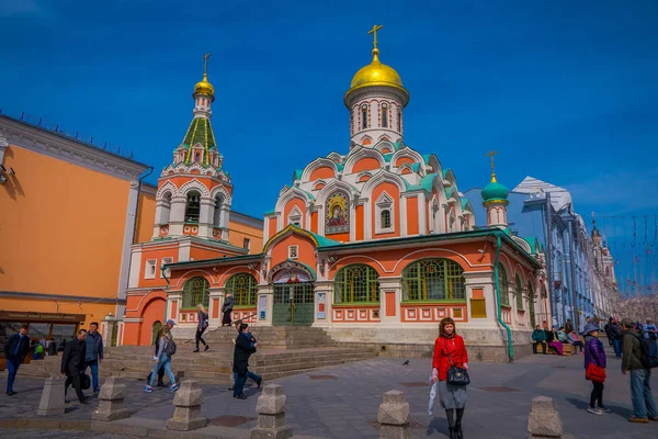 Moskos, russland - 24. April 2018: Außenansicht der Kasan-Kathedrale am Roten Platz, das aktuelle Gebäude ist eine Rekonstruktion der ursprünglichen Kirche, die 1936 in Moskau zerstört wurde — Stockfoto