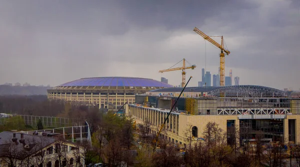 MOSCA, RUSSA-APRILE, 24, 2018: Vista aerea con un enorme edificio in costruzione di fronte allo stadio Luzhniki, è stato selezionato per la Coppa del Mondo FIFA 2018 — Foto Stock