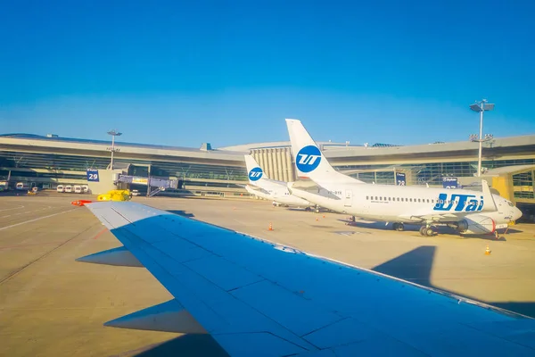 MOSCÚ, RUSIA - 24 DE ABRIL DE 2018: Vista al aire libre del aeropuerto de Vnukovo, el avión esperando a la gente a bordo de la aerolínea Moscú — Foto de Stock