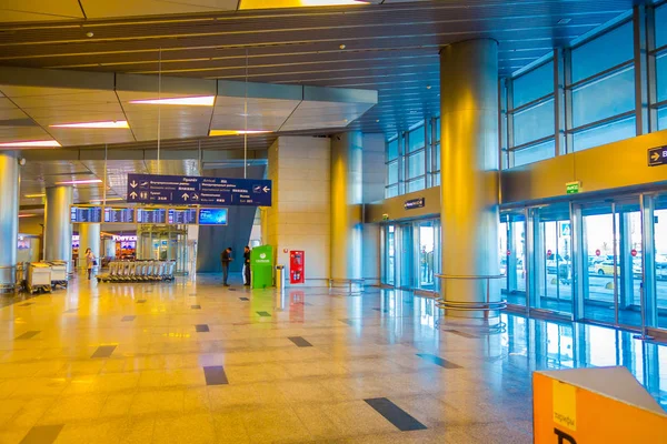 Moskou, Rusland - April, 24, 2018: Indoor weergave van passagiers lopen en wachten op het vertrek in de grote hal van het wachten van de internationale luchthaven van Vnukovo — Stockfoto