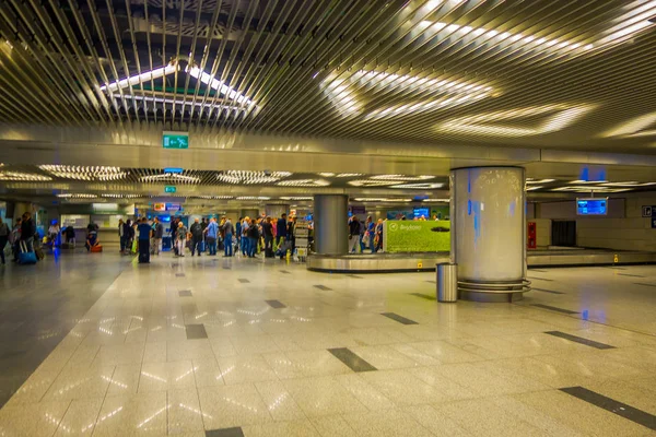 MOSCÚ, RUSIA - 24 DE ABRIL DE 2018: Vista interior de los pasajeros caminando y esperando la salida en la enorme sala de espera del aeropuerto internacional de Vnukovo —  Fotos de Stock