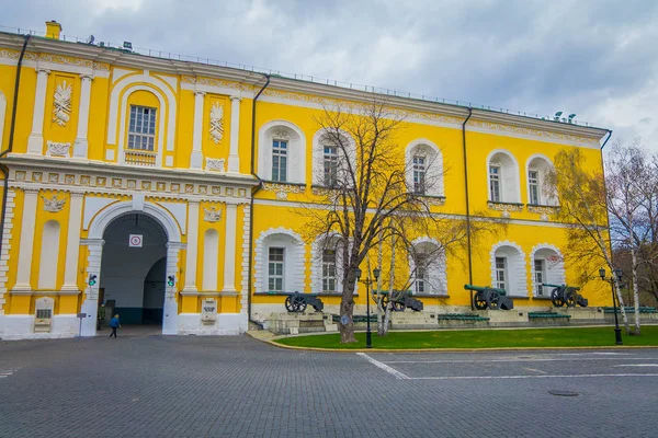 モスクワ, ロシア-2018 年 4 月 24 日: 古代大砲の前の黄色の建物の屋外観は、コレクションが組み込まれています古いロシア、モスクワに示す Xvi Xix 世紀の外国の大砲 — ストック写真