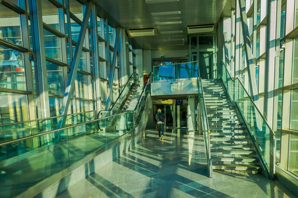 MOSCÚ, RUSIA - 24 DE ABRIL DE 2018: Vista interior de la sala del aeropuerto internacional de Vnukovo con un pueblo caminando con su mochila —  Fotos de Stock