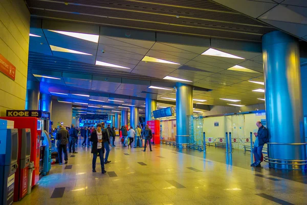 Moskou, Rusland - April, 24, 2018: Indoor weergave van passagiers lopen en wachten op het vertrek in de grote hal van het wachten van de internationale luchthaven van Vnukovo — Stockfoto