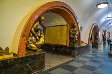 Moskova, Rusya - Nisan, 29, 2018: turist muhteşem bir bronz kemer Moskova'da binada köşesinde sculpturin ile olan Revolyutsii, bir metro metro istasyonu yürüme