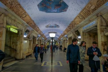 Moskova, Rusya - Nisan, 29, 2018: iç metro istasyonu Belorusskaya metro istasyonu Moskova'da Sovyet döneminin büyük bir anıt görülmektedir