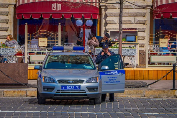 МОСКВА, РОССИЯ - 29 апреля 2018 года: Российские полицейские патрульные машины, припаркованные на Красной площади в Москве — стоковое фото