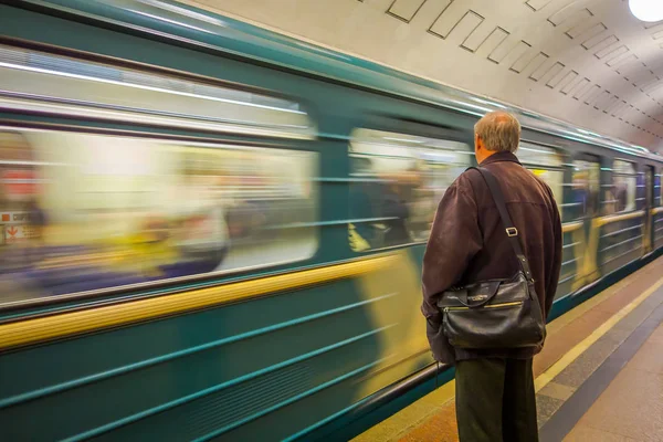 MOSCOU, RUSSIE - 24 AVRIL 2018 : Un homme non identifié attend un train dans une station de métro où il voyage en express avec des passagers, métro, Moscou — Photo
