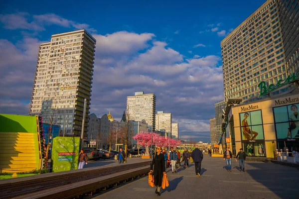 Moskva, Rusko - 24 duben 2018: neznámých lidí, kteří jdou v ulicích na oslavu Velikonoc zdobí růžový strom — Stock fotografie