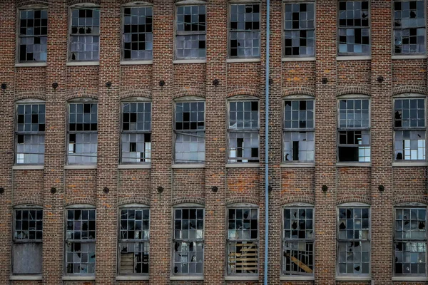 Vista al aire libre del antiguo edificio oxidado con ventanas destroyed, edificio de pared de ladrillo, situado en la ciudad de Lancaster —  Fotos de Stock
