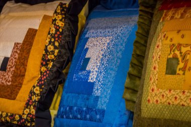 Pennsylvania, ABD, Nisan, 18, 2018: desen, yakışıklı renk düzeni yama iş teqnique mobilya üzerine yerleştirilen kullanılarak üretilen ev yapımı battaniyeyle kapat